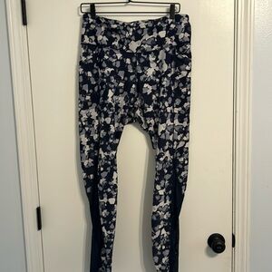 Navy and white abstract print Old Navy Go Dry active leggings